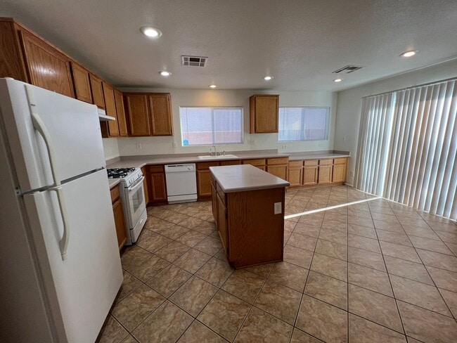 Building Photo - 3 Bedroom / 2.5 Bath Southwest Home