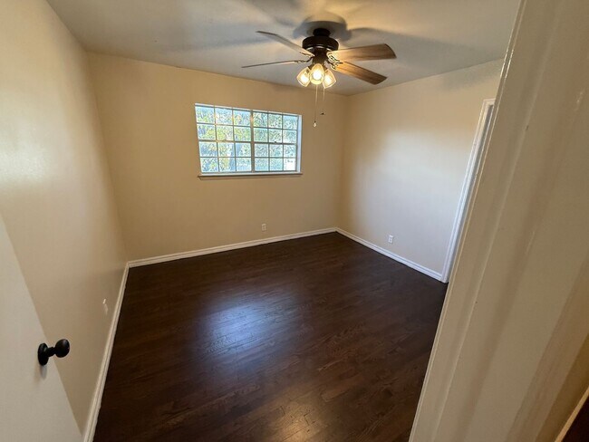 Building Photo - SPACIOUS HOME FOR RENT IN SUNGATE!