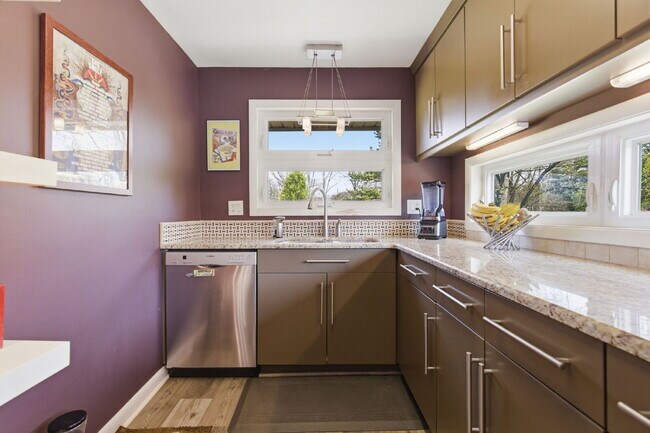 Building Photo - Charming 3-Bed Oasis with Scenic Waterfront Views and Pool 15 minutes from Downtown Nashville