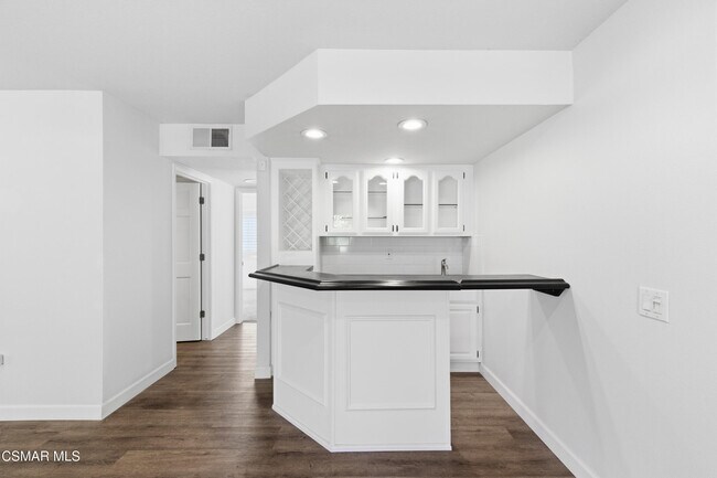 Building Photo - 6945 Via Alba