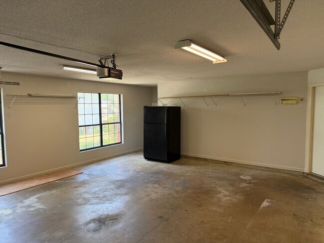 Building Photo - Beautiful Large home off of Mahan