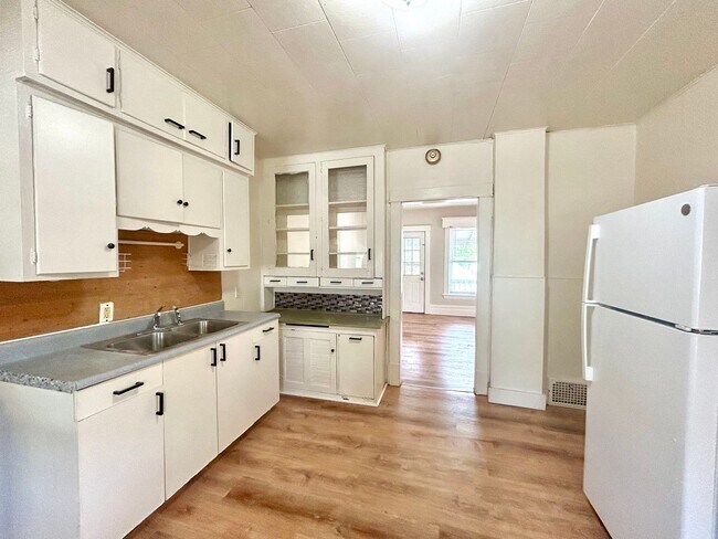 Building Photo - 2550 Crozier Ave