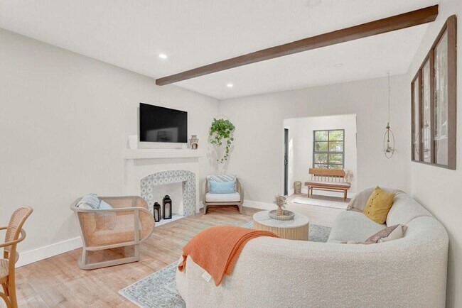 Building Photo - 727 Fernwood Dr