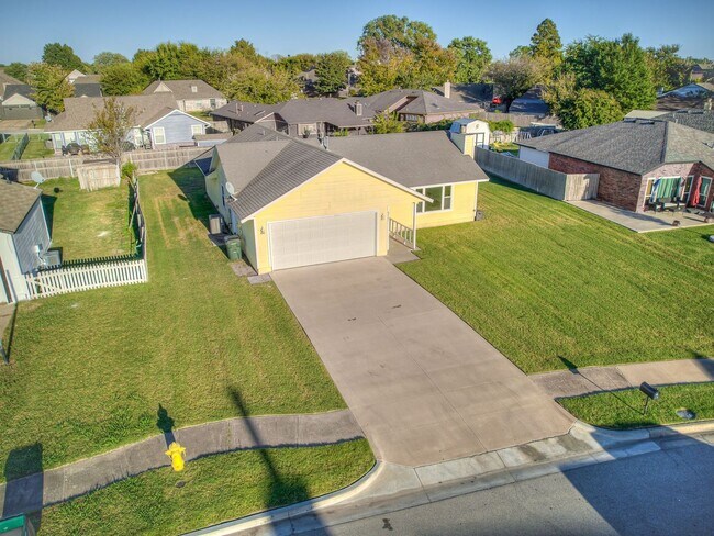 Building Photo - Move in discount / $800 first month rent