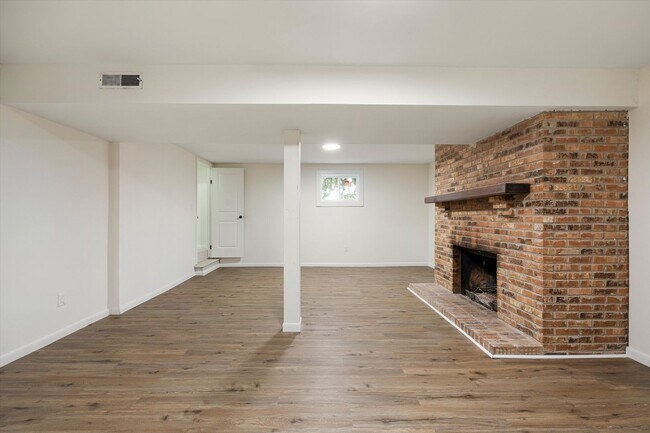 Building Photo - 4015 Shady Oak Dr