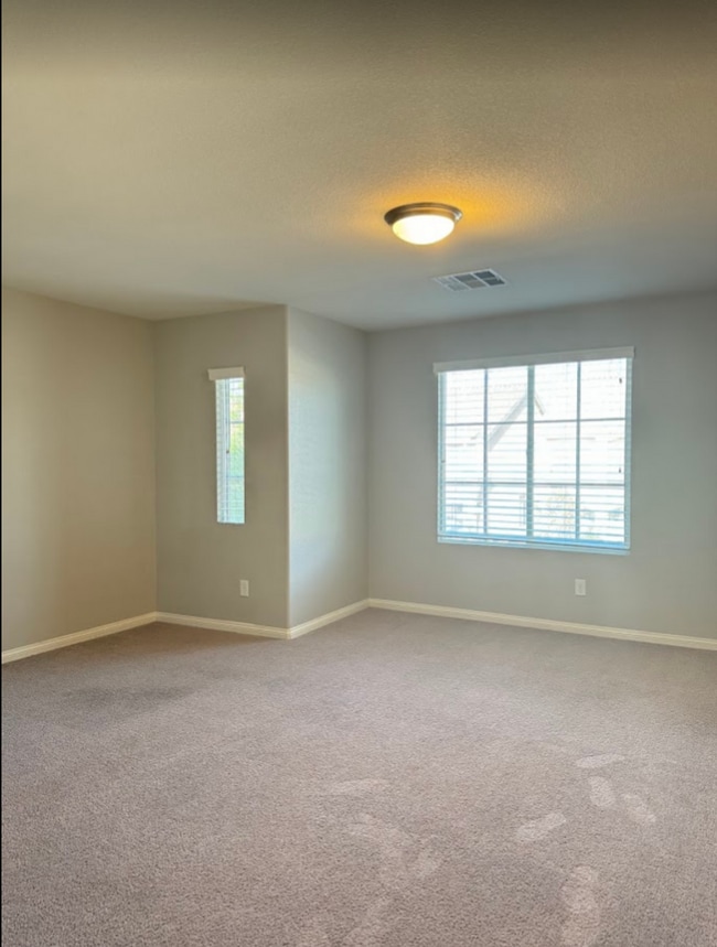 Building Photo - Large Stunning 5 Bedroom Home in the South...