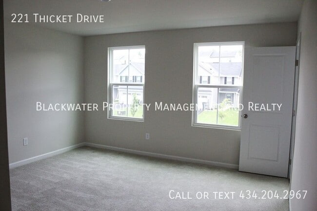 Building Photo - 221 Thicket Dr