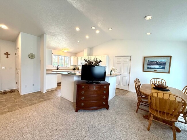 Building Photo - Charming Fully Furnished 2-Bedroom Home
