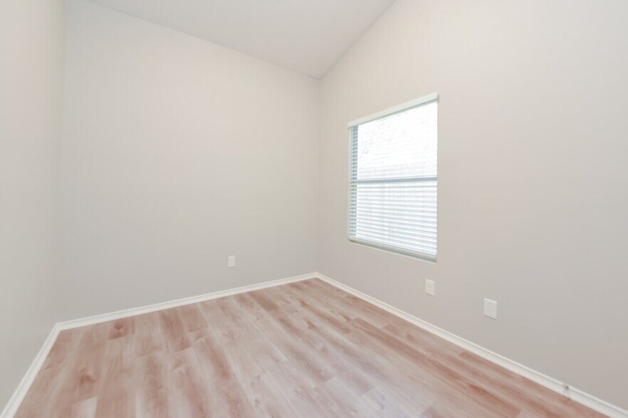 Building Photo - 4653 Feathercrest Dr