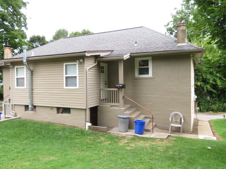 Entry View - 214 1/2 Brown Ave