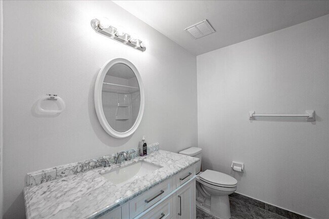 Building Photo - 2175 SE Heathwood Cir