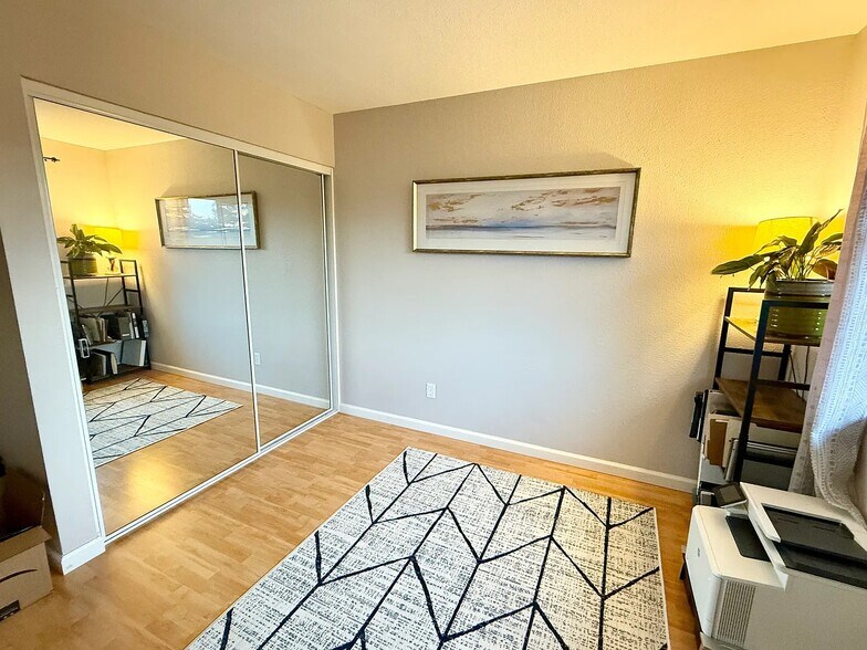 Building Photo - 142 Cherry St