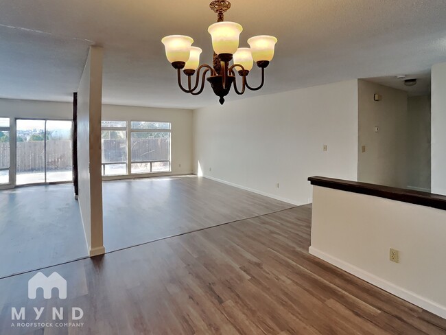 Building Photo - 1290 Stardust St