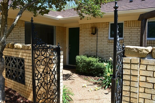 Building Photo - 1821 E Cedar Elm Dr