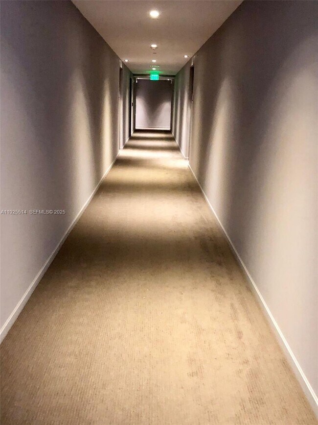 Building Photo - 1300 Brickell Bay Dr