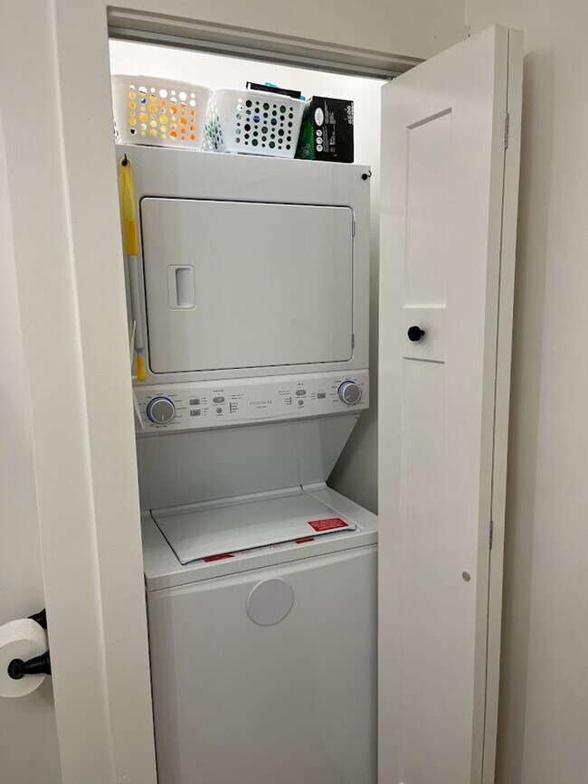 Building Photo - Furnished Rental in the Heart of Savannah~Available April 25th to May 23rd~