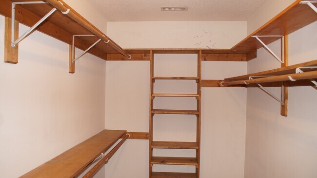 Building Photo - 1221 Clearwater Ln