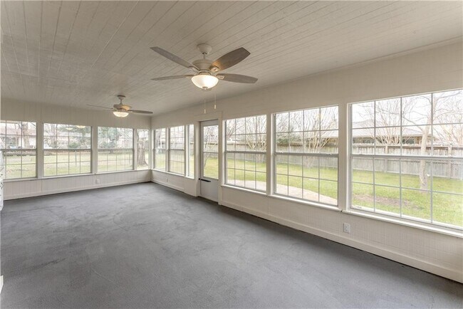 Building Photo - 707 Central Dr