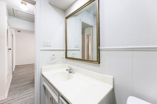 Building Photo - Freshly Updated - 2/1 Apartment with easy access to the Loop