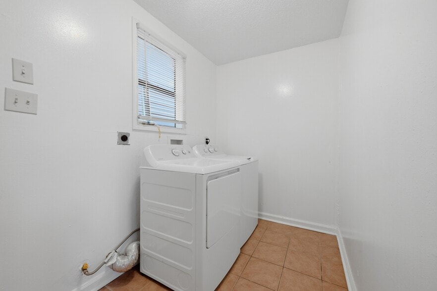 Building Photo - 1708 S Lopez St