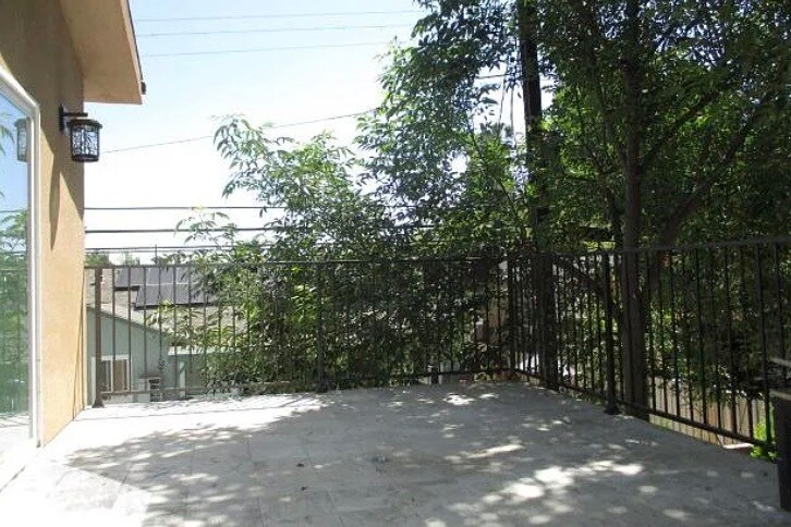 Building Photo - 6848 Encino Ave