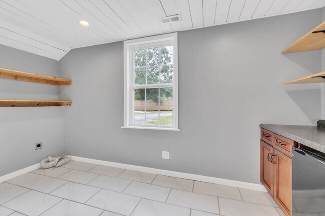 Building Photo - Spacious Rental with Modern Kitchen, Large...