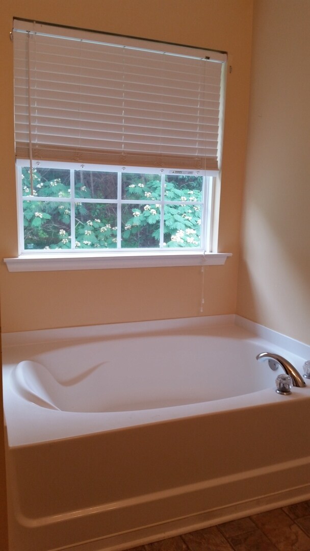 Building Photo - Swim Community - 4bd x 2 1/2bth w/2 Car Ga...