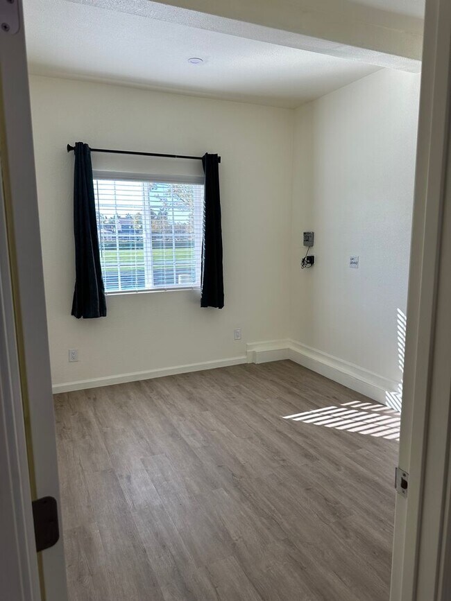 Building Photo - Beautiful Northside Los Banos Rental