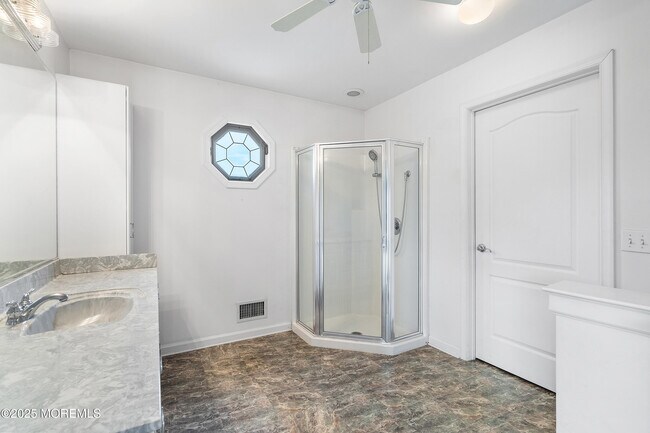 Building Photo - 410 Hemlock Dr