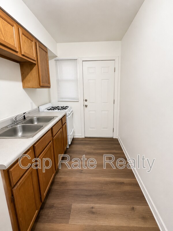 Building Photo - 94 N Hampton Rd