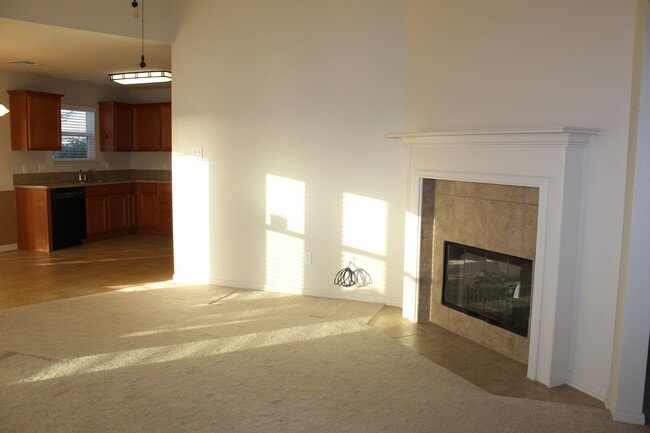 Building Photo - 4 BEDROOM, EASY COMMUTE