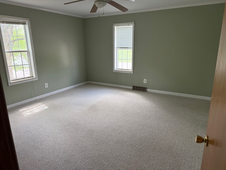Large Bedroom - 201 N Lancaster St