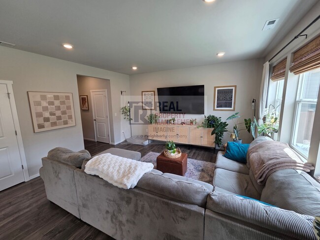 Building Photo - Check Out This Beautiful 4 Bedroom, 2.5 Bath Home!