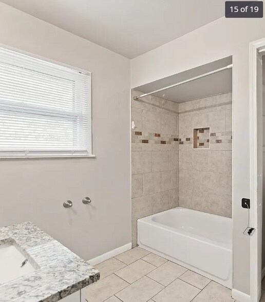 Building Photo - 2539 Hillsboro Ave