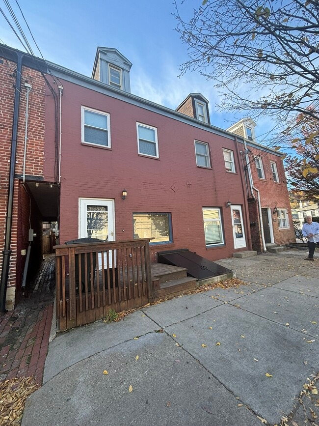 Building Photo - 1016 Bingham St