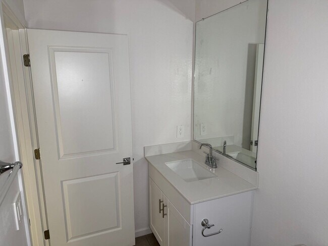 Building Photo - 2462 E Alonso Dr