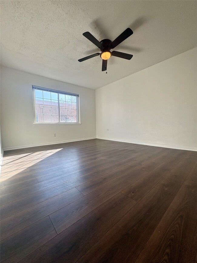 Building Photo - 2744 Briarhurst Dr