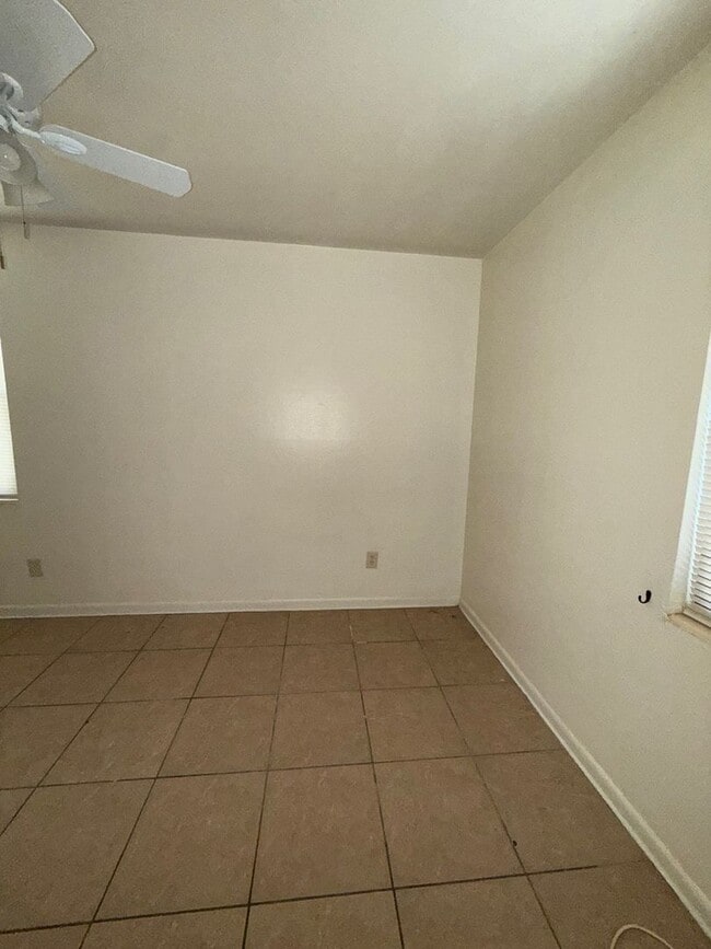 Building Photo - 4 bed/ 2.5 bath home, Walk to the stadium!...