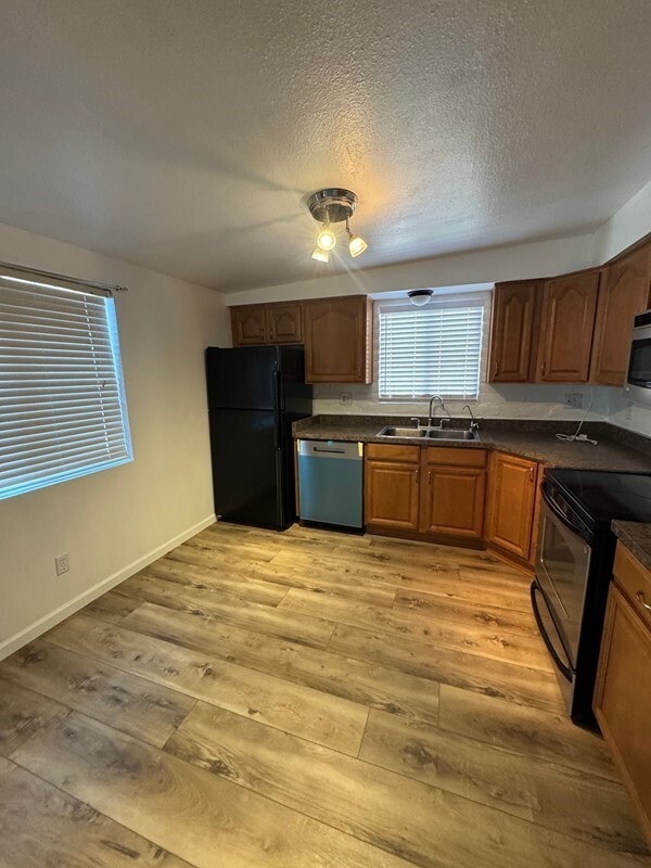 Building Photo - Charming 3 bedroom 2.bath with yard