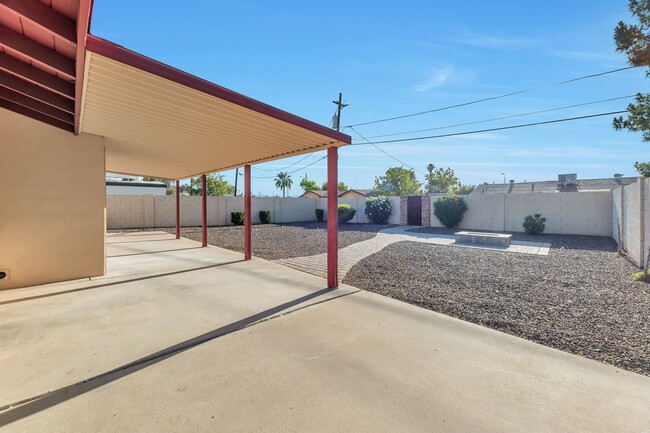 Building Photo - 3 Bedroom 2 Bath Private Yard and close to...