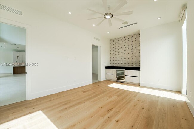 Building Photo - 333 NE Spanish Ct