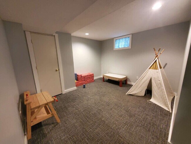 Building Photo - 4 bed 2 bath Comfortable and spacious single-family house, in NE Minneapolis