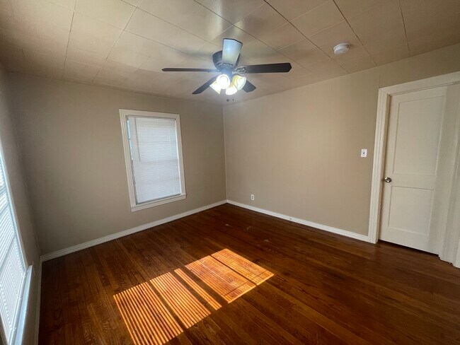 Building Photo - 2425 Bolivar St