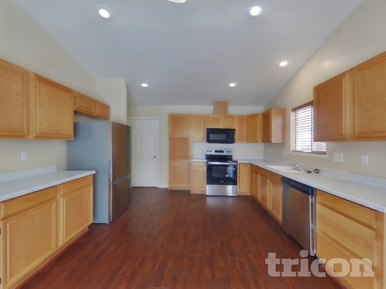 Building Photo - 600 Blue Skies Dr