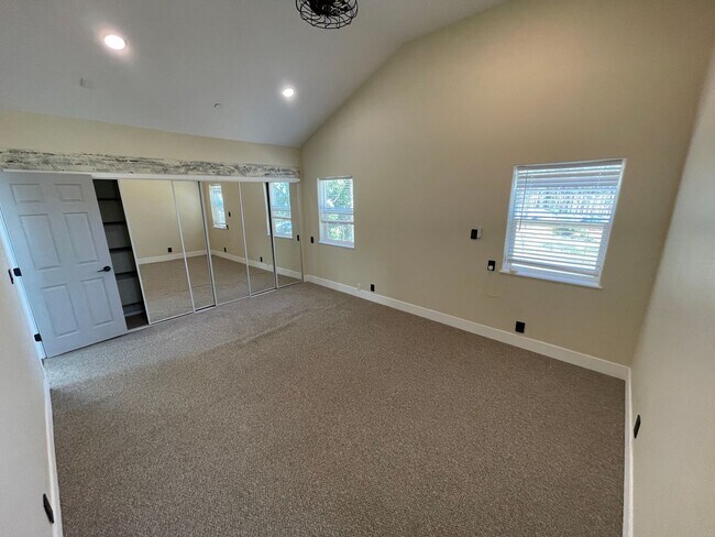 Building Photo - Magalia-2 bed 2 bath, second story duplex,...
