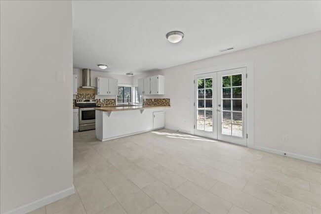 Building Photo - Beautifully Renovated 4-Bedroom, 2-Bath Ho...