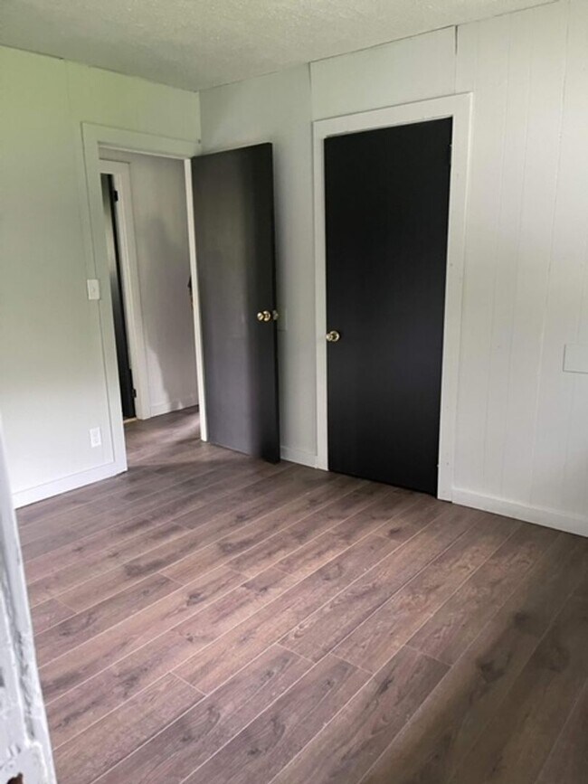Building Photo - COZY 3 BED, 1 BATH HOUSE WITH FENCED IN BACKYARD LOCATED IN VINE GROVE