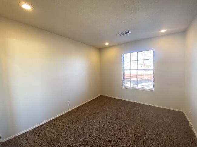 Building Photo - 2nd Floor - 2BR/2Bath - Balcony - 1Car Garage