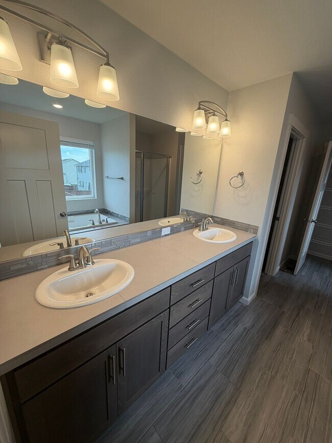 Building Photo - Must See Large Home in HOA Neighborhood!