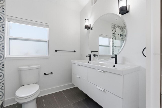 Building Photo - 3916 W Iowa Ave